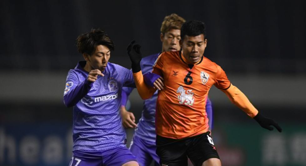 东亚足球俱乐部战胜对手，晋级淘汰赛