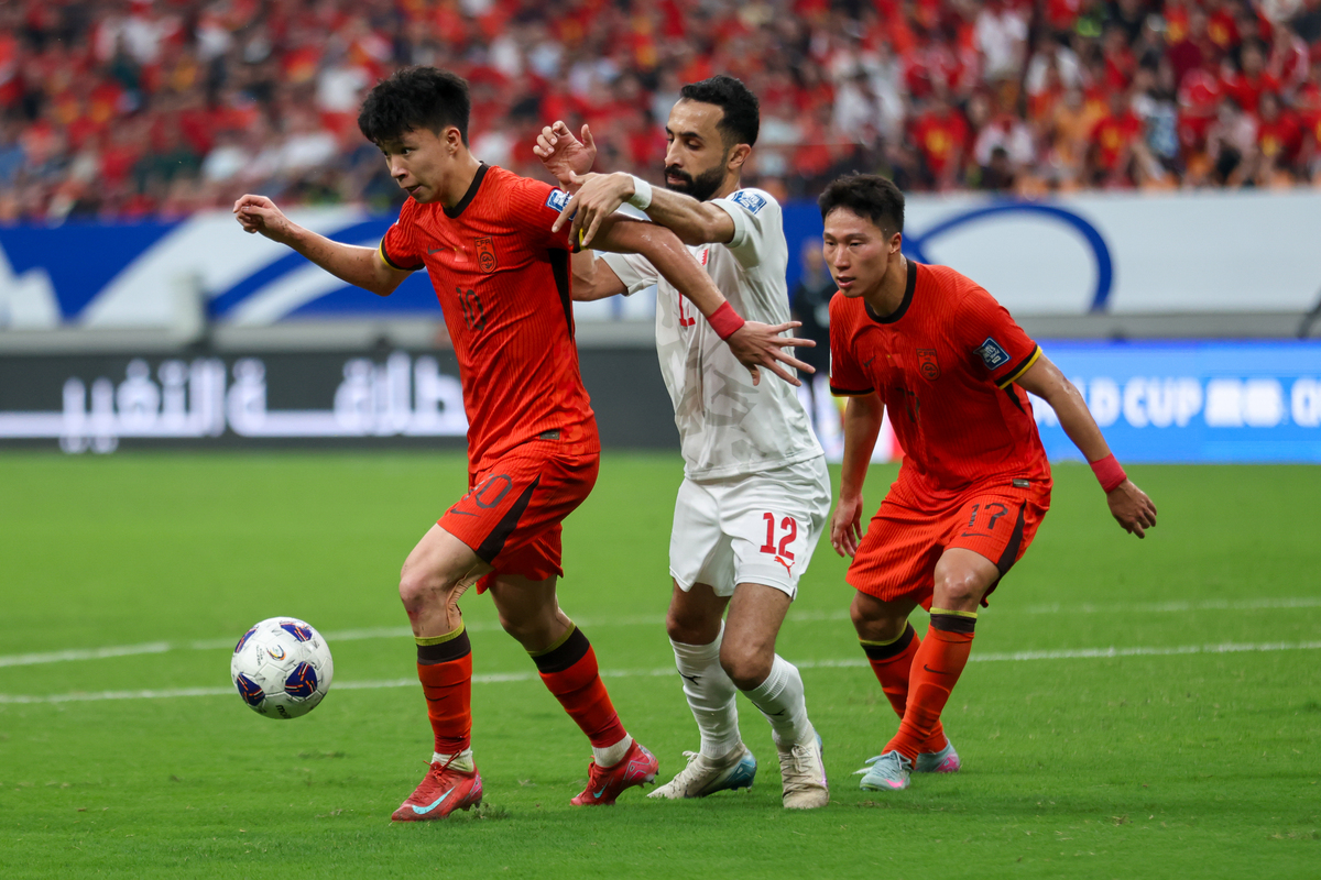 足球赛场上的争霸之战，中国队夺魁